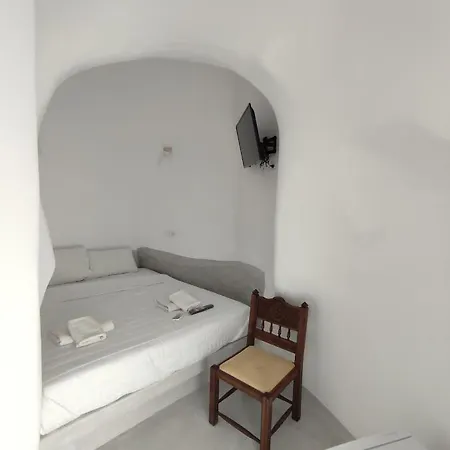 Thira Economy Hotel *